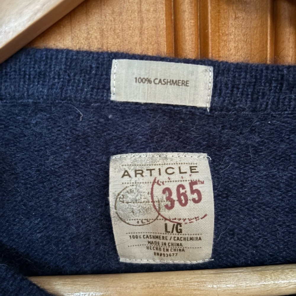 Article Men's Cashmere Deep Blue V-Neck Sweater View 3